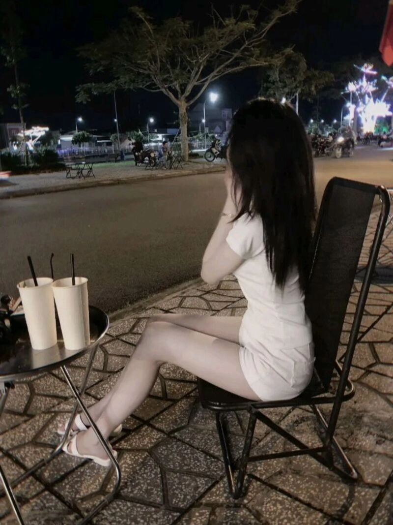 lạnh lùng ảnh con gái uống trà sữa che mặt