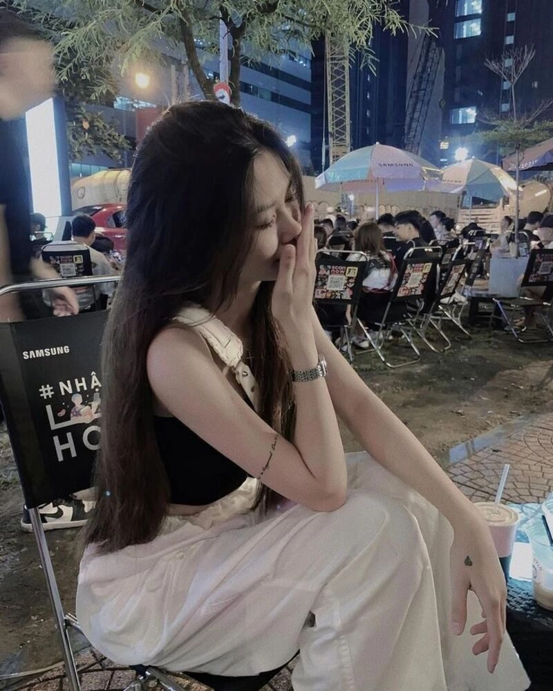 lạnh lùng ảnh con gái uống trà sữa che mặt