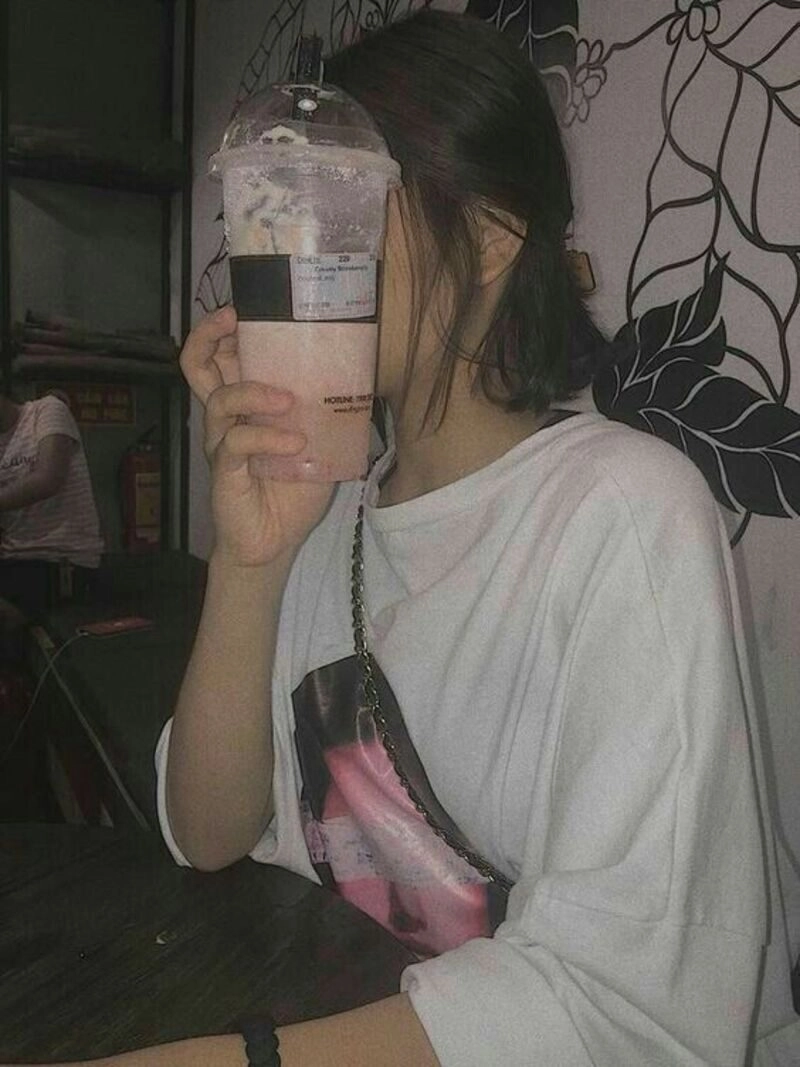 lạnh lùng ảnh con gái uống trà sữa che mặt
