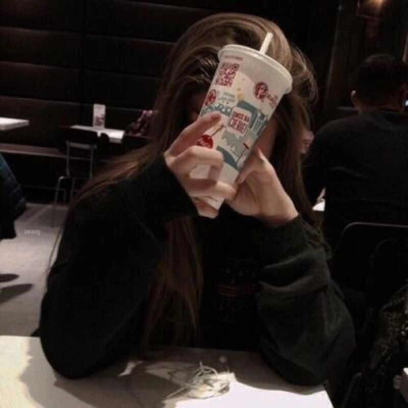 lạnh lùng ảnh con gái uống trà sữa che mặt