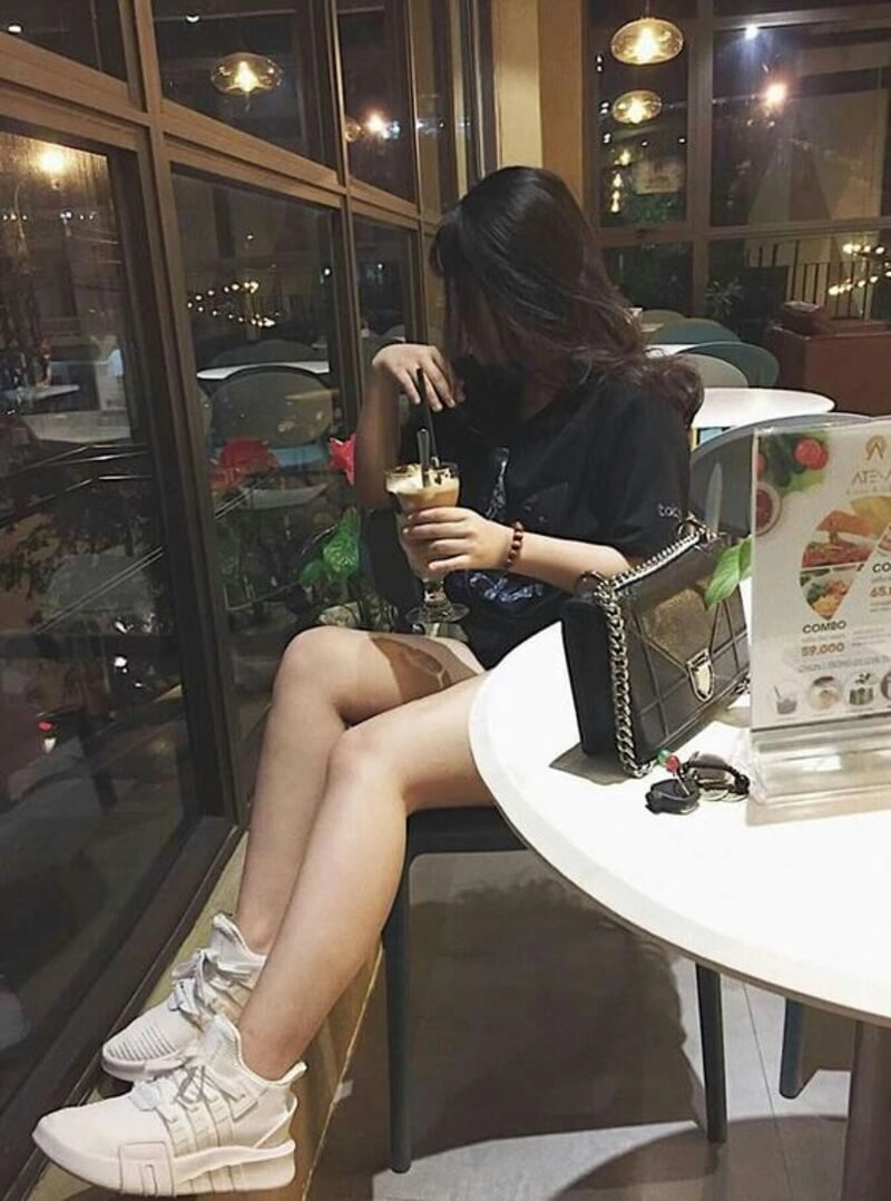 lạnh lùng ảnh con gái uống trà sữa che mặt