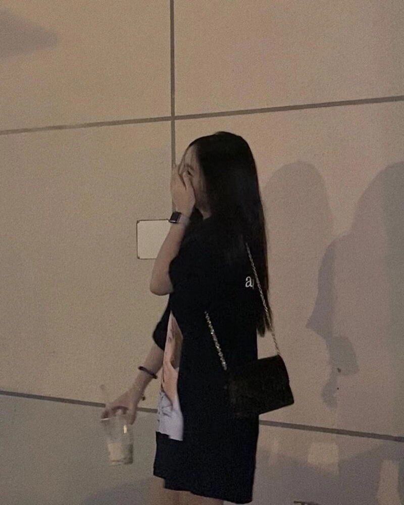 lạnh lùng ảnh con gái uống trà sữa che mặt