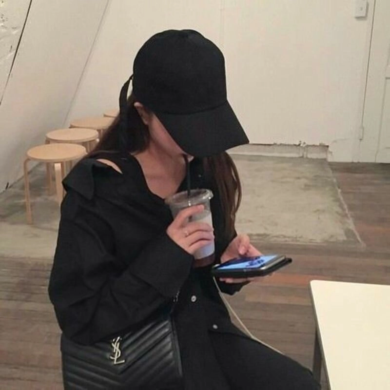 lạnh lùng ảnh con gái uống trà sữa che mặt