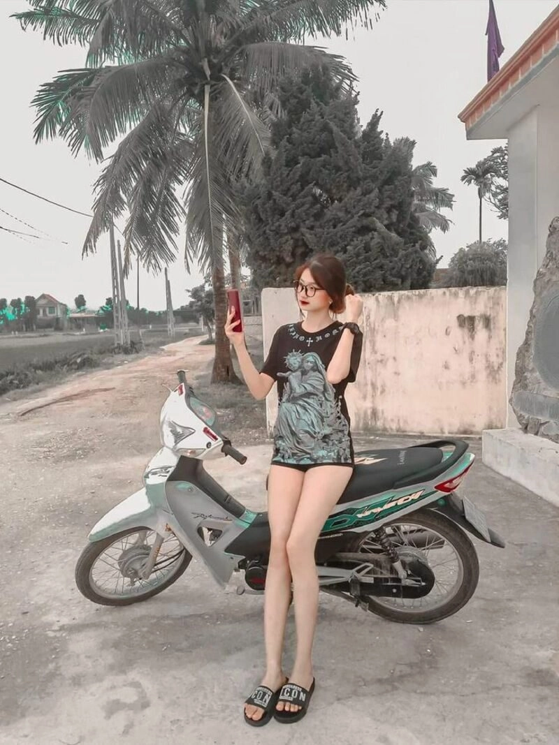 ngồi ảnh con gái đi xe wave độ