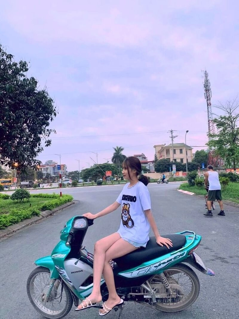 ngồi ảnh con gái đi xe wave độ