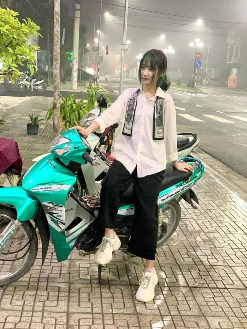 ngồi ảnh con gái đi xe wave độ