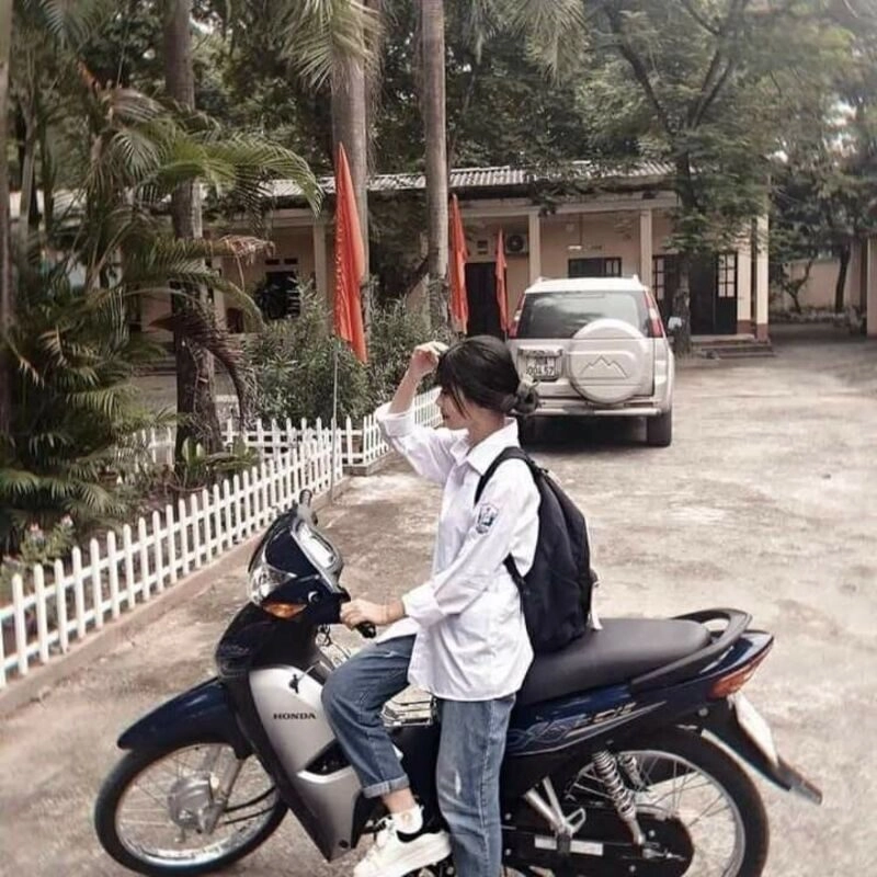 ngồi ảnh con gái đi xe wave độ