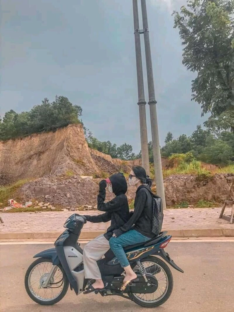 ngồi ảnh con gái đi xe wave độ