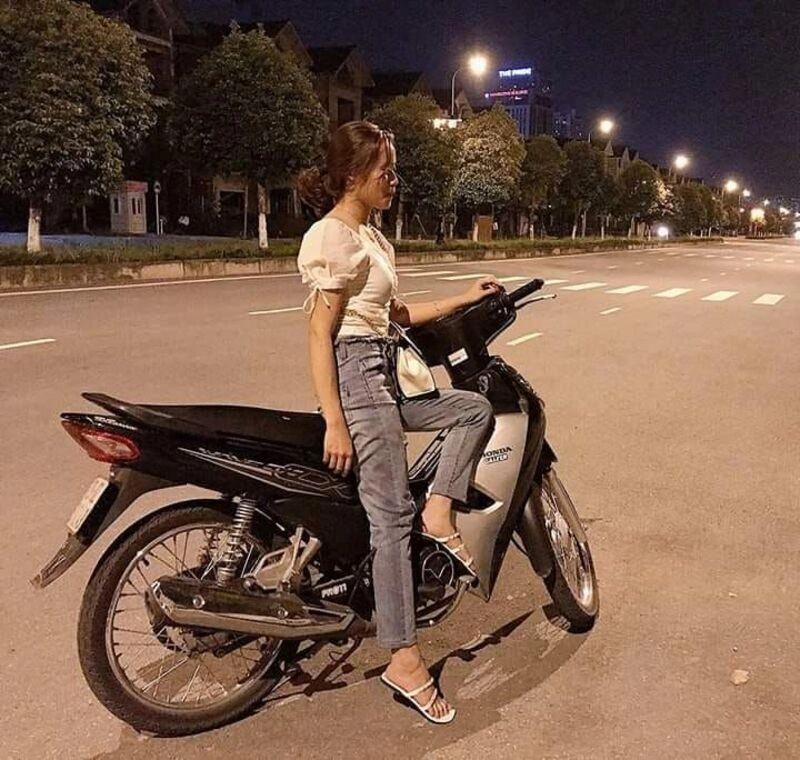 ngồi ảnh con gái đi xe wave độ
