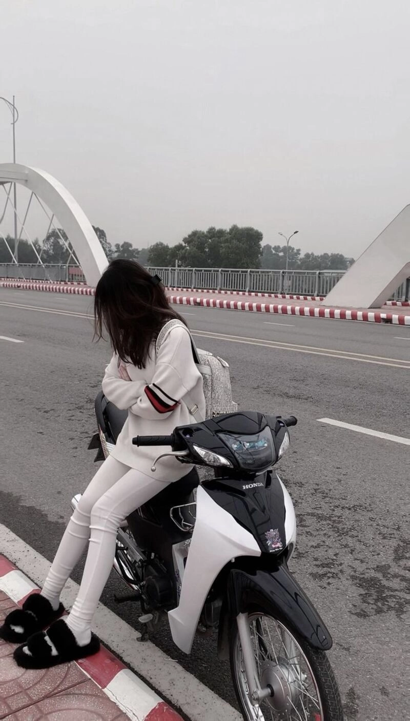 ngồi ảnh con gái đi xe wave độ